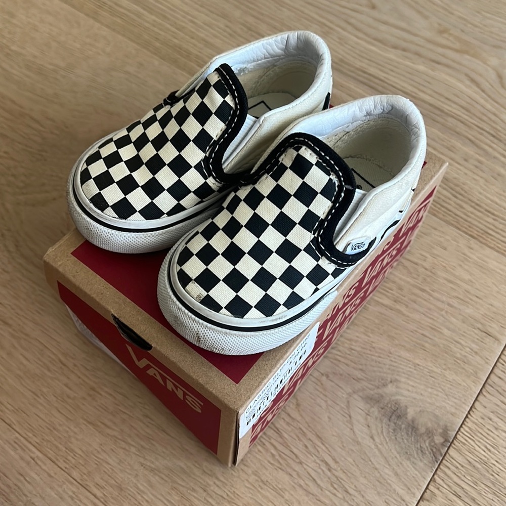 TODDLER SLIP-ON V CHECKERBOARD SHOE gently worn with bix